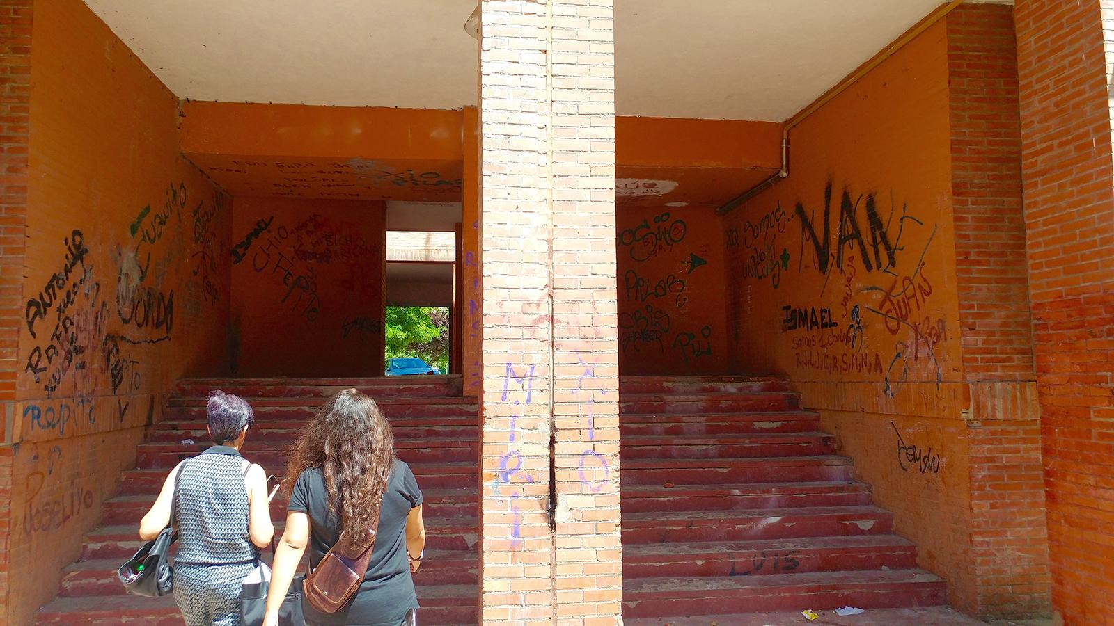 Working for a wellness clinic, Staci Fraley and her Spanish nursing instructor walk to a home visit in a poorer neighborhood of Cordoba. Photo: Amy Heng